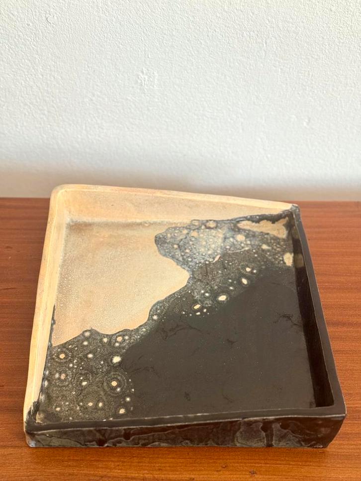 Vintage handgemaakte keramieken schaal, Huis en Inrichting, Woonaccessoires | Schalen en Manden, Zo goed als nieuw, Schaal, Vierkant