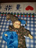 Nar pop met porseleinen hoofd en handen en benen, Verzamelen, Poppen, Ophalen of Verzenden, Zo goed als nieuw, Pop