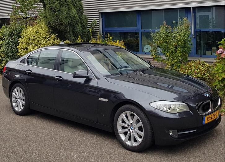 BMW 5 Serie 523i Aut Leder Dak Navi Trekhaak 18"Vlg, Auto's, BMW, Te koop, 5-Serie, ABS, Airbags, Airconditioning, Alarm, Bluetooth