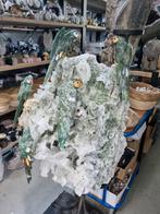 Waar kunstwerk: bergkristal met chloriet en 5 papagaaien, Ophalen of Verzenden, Mineraal