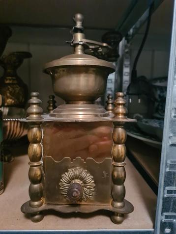 Antieke koffiemolen beschikbaar voor biedingen