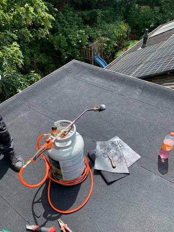 Dakdekker. Installatie van een nieuw dak, dakreparatie beschikbaar voor biedingen