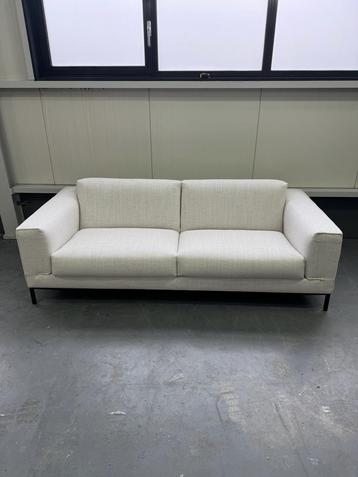 Refurbished Design on Stock Aikon 3-zits | Aikon 3-zits beschikbaar voor biedingen