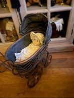 Antieke poppenwagen kinderwagen met porseleinen pop, Ophalen of Verzenden
