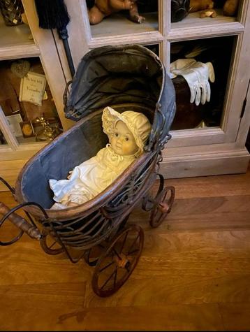 Antieke poppenwagen kinderwagen met porseleinen pop beschikbaar voor biedingen