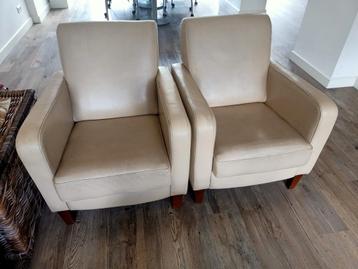 2 fauteuils creme, 70 cm breed (van buitenkant armleuning to