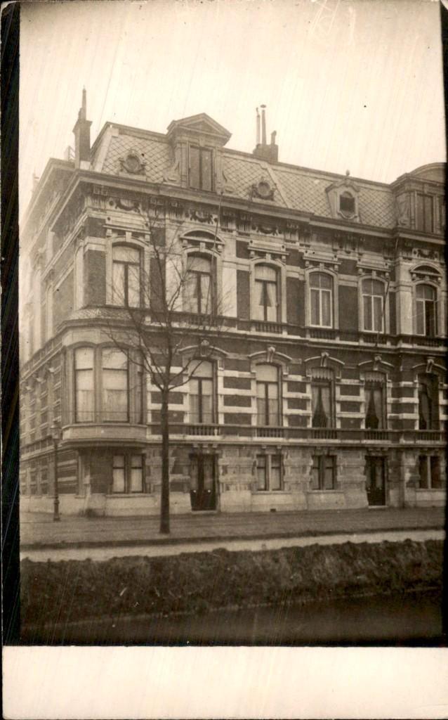 Herenhuis aan gracht - Hoekpand met mansardedak, Verzamelen, Ansichtkaarten | Nederland, Gelopen, Utrecht, Voor 1920, Ophalen of Verzenden