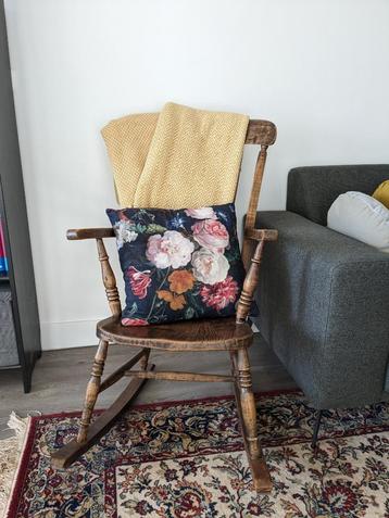 Klassieke houten schommelstoel beschikbaar voor biedingen