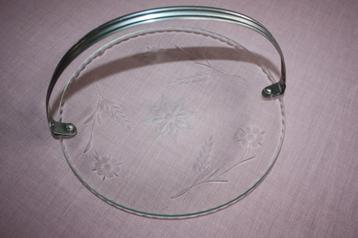 Glazen koekjesschaal met bloemen gravering beschikbaar voor biedingen