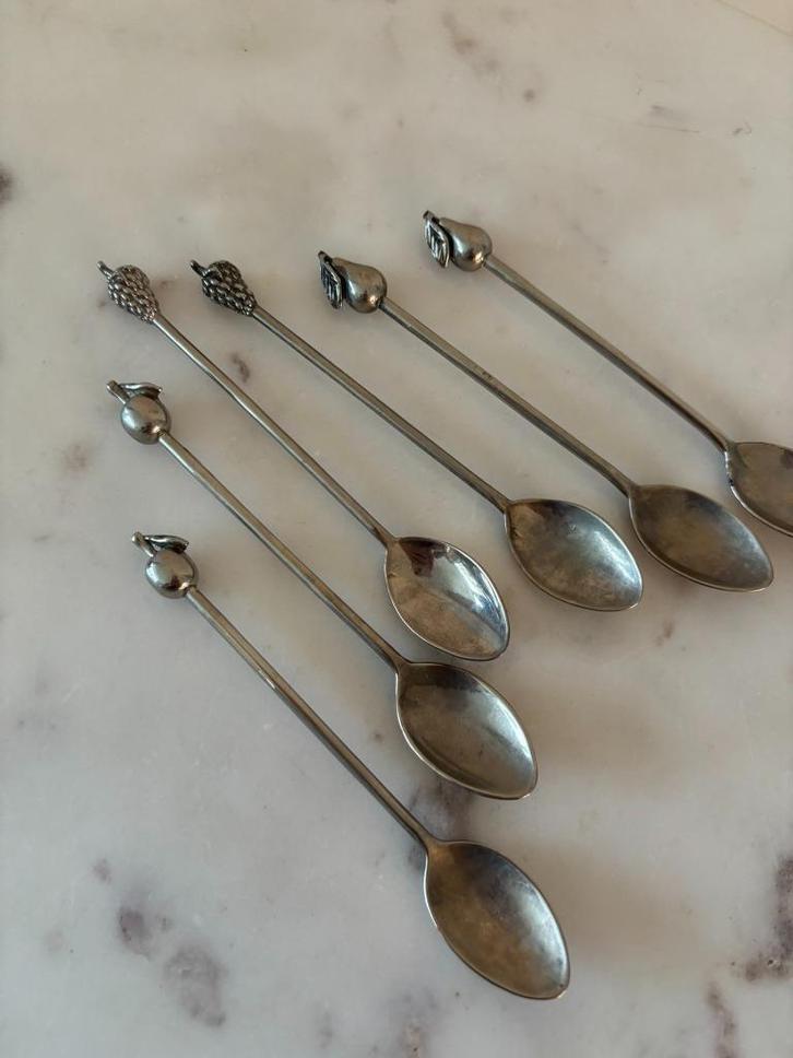 Set van 6 zilverkleurige lepeltjes met fruitdecor, Antiek en Kunst, Antiek | Bestek, Ophalen of Verzenden