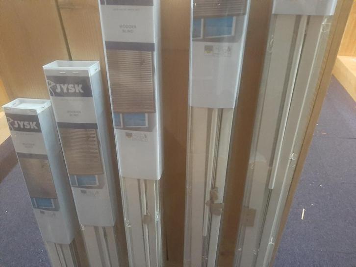 Partij van ruim 560 stuks Houten jalouzieen., Huis en Inrichting, Stoffering | Gordijnen en Lamellen, Nieuw, 150 tot 200 cm, 150 tot 200 cm