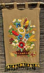 Vintage geborduurde wanddecoratie; mooie kleuren, Ophalen of Verzenden, -, -, -