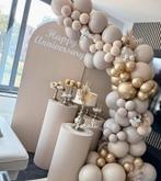 Beige thema decoratie ballonnen boog zuilen backdrop sweets, Hobby en Vrije tijd, Feestartikelen | Verhuur, Ophalen of Verzenden