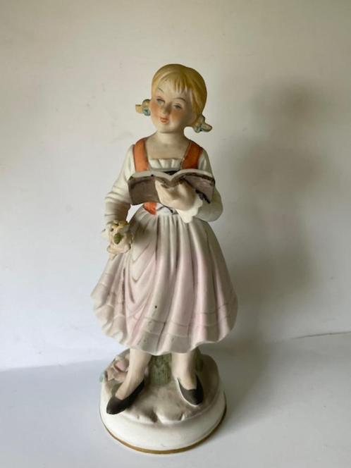 Vintage beeldje porselein. Lezend meisje. Meisje met boek., Verzamelen, Beelden en Beeldjes, Zo goed als nieuw, Mens, Ophalen