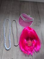 Carnaval accessoires: pet, pruik, kettingen roze, Ophalen of Verzenden, Nieuw, Carnaval, Accessoires