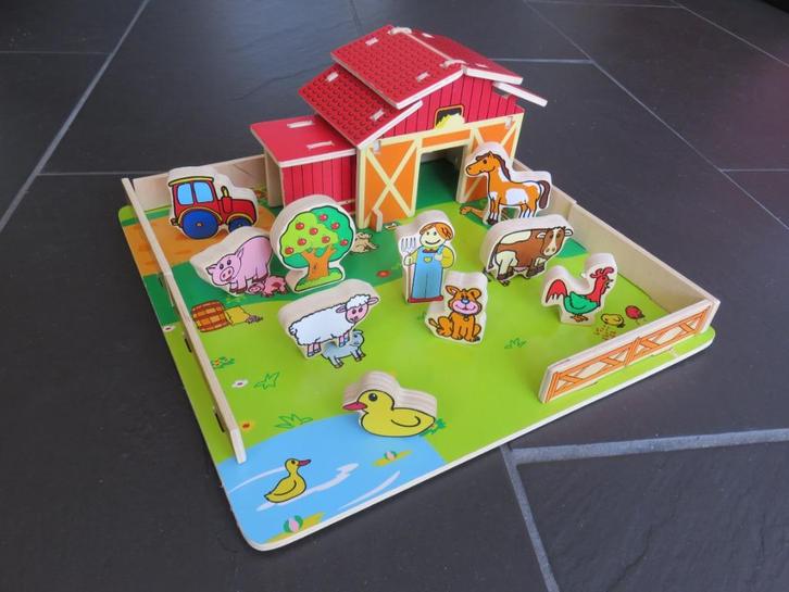 Houten boerderij op speelplaat met tien figuren., Kinderen en Baby's, Speelgoed | Houten speelgoed, Gebruikt, Ophalen of Verzenden
