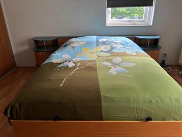 Bed 160x200 met nachtkastjes en lattenbodem beschikbaar voor biedingen