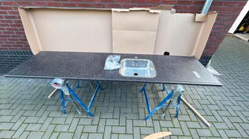 Nieuw Aanrechtblad met spoelbak 241cm beschikbaar voor biedingen