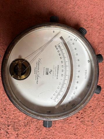 Nauwkeurige - en antieke voltmeter beschikbaar voor biedingen