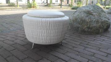 Vintage ronde poef  naaimand skai jaren '60 space age design beschikbaar voor biedingen