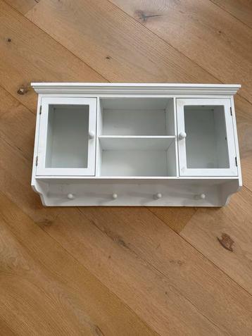 Wit houten wandkastje met deurtjes en haakjes beschikbaar voor biedingen