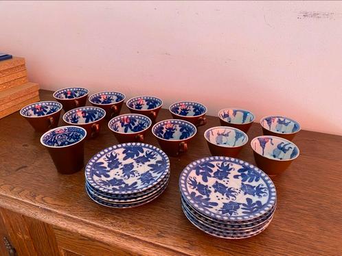 Batavia‑brown porselein – 13 kopjes + 10 schotels, Antiek en Kunst, Antiek | Servies compleet, Ophalen