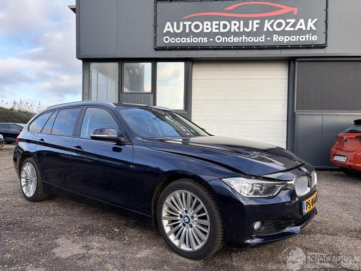 BMW 3-serie 320i xDrive High Executive 4x4 automaat, Auto diversen, Schadeauto's, BMW, Automaat, Benzine, Stationwagon, Blauw