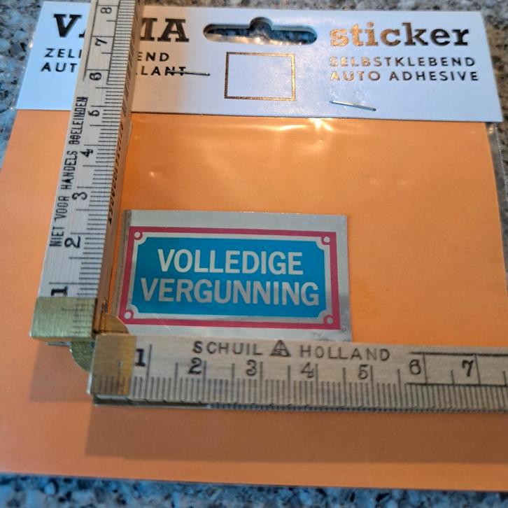 Vintage bieuwe Vama sticker volledige vergunning humor, Verzamelen, Stickers, Zo goed als nieuw, Overige typen, Ophalen of Verzenden