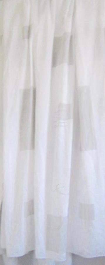 1 GROTE MOOIE WITTE VITRAGE ,MET LICHT DESSIN , beschikbaar voor biedingen