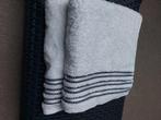 Twee witte handdoeken van Vossen met driedubbele zwarte bies, Ophalen of Verzenden, Nieuw, Wit, Handdoek