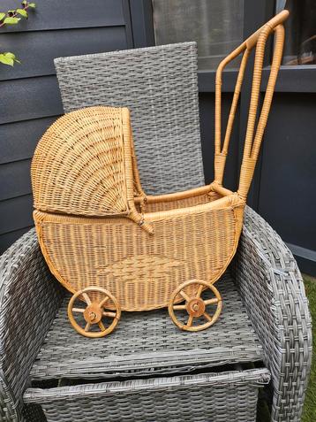 Vintage Rieten Poppenwagen beschikbaar voor biedingen