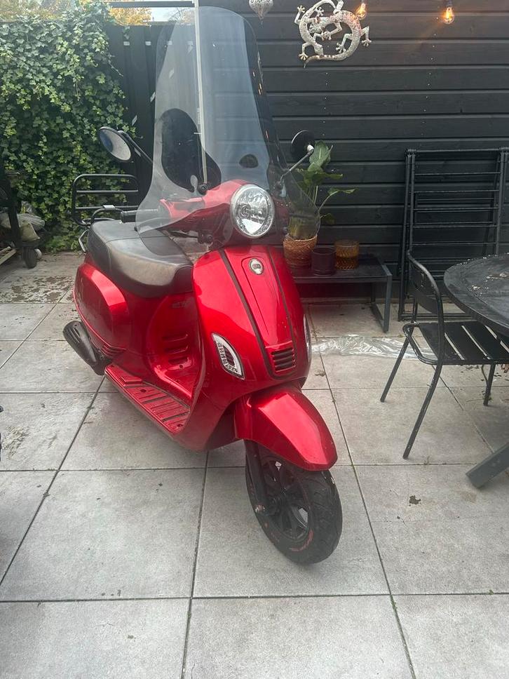 Rode Scooter - 45 km/u, Fietsen en Brommers, Scooters | Yamaha, Gebruikt, Overige modellen, Maximaal 45 km/u, Benzine, Ophalen