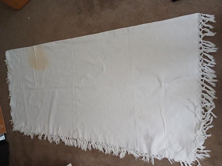 Franse witte sprei met ingevorderd motief, Huis en Inrichting, Woonaccessoires | Plaids en Woondekens, Gebruikt, Ophalen of Verzenden