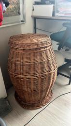 Hoge rieten mand, Huis en Inrichting, Woonaccessoires | Schalen en Manden, Ophalen, Gebruikt, Mand, Rond