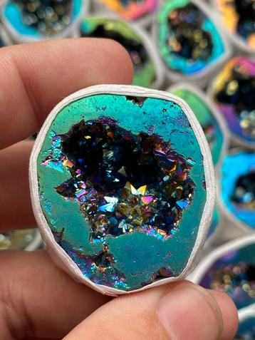 Titanium Kwarts Geodes beschikbaar voor biedingen