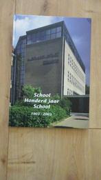 Honderd jaar A. Roland Holst college Hilversum 2003, Boeken, Geschiedenis | Stad en Regio, Ophalen of Verzenden, 20e eeuw of later