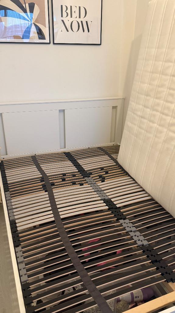 IKEA Bed frame met lattenbodem, Huis en Inrichting, Slaapkamer | Bedden, Zo goed als nieuw, Tweepersoons, 140 cm, 210 cm, Hout