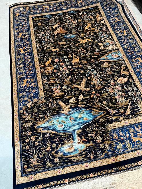 Perzisch-Iraans zijden tapijt – natuur & dieren, blauw-zwart, Huis en Inrichting, Stoffering | Tapijten en Kleden, Ophalen of Verzenden