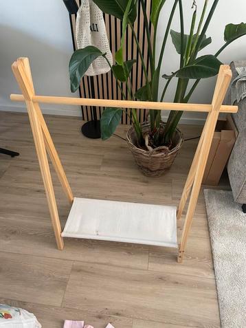 Kinder Kledingrek beschikbaar voor biedingen