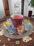 Karaaf met 8 glaasjes gekleurd jaren 70, Ophalen of Verzenden, Zo goed als nieuw, Borrel- of Shotglas