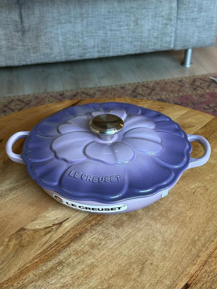 Le Creuset gietijzeren Campagnard 26 cm – Blue Bell Purple, Huis en Inrichting, Keuken | Potten en Pannen, Nieuw, Koekenpan of Braadpan