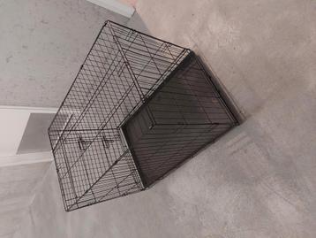 Lichte, grote HONDENBENCH met kunststof bodembak beschikbaar voor biedingen