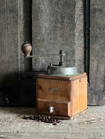 Vintage koffiemolens beschikbaar voor biedingen
