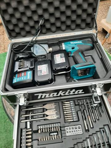 t.k. nieuwe makita boormachine 18v/1.5ah 2xaccu""s compleet. beschikbaar voor biedingen