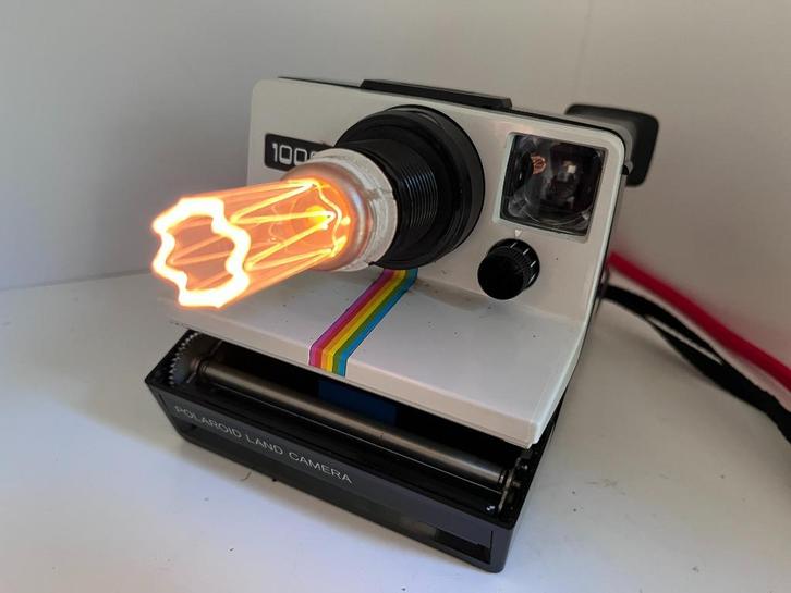 Retro (seventies) Polaroid Camera als Lamp, Huis en Inrichting, Lampen | Tafellampen, Gebruikt, Minder dan 50 cm, Kunststof, Metaal