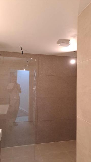 Moderne badkamer met douche en wastafel beschikbaar voor biedingen