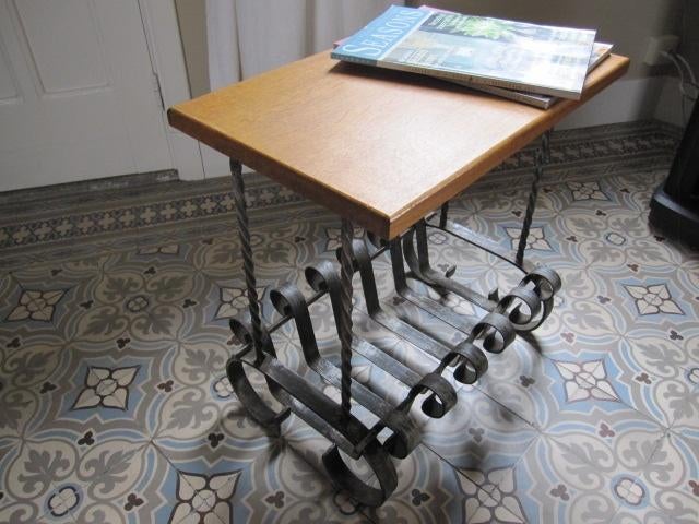 Stoere bijzettafels met smeedijzeren onderstel/lectuurbak, Huis en Inrichting, Tafels | Bijzettafels, Minder dan 55 cm, Stoer landelijk vintage industrieel