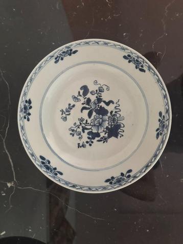 Zes Chinese blauw-witte borden met bloemenmotief beschikbaar voor biedingen