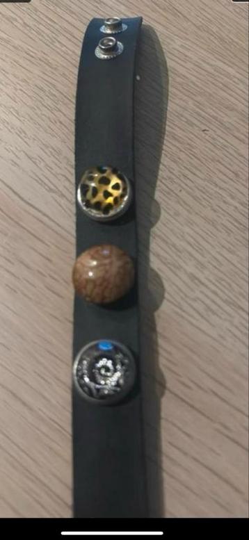 Zwarte leren armband met bedels beschikbaar voor biedingen