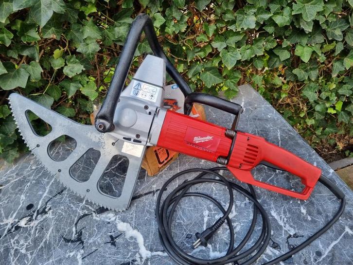 MILWAUKEE KS 26 Muurzaag, Doe-het-zelf en Verbouw, Gereedschap | Zaagmachines, Zo goed als nieuw, Invalzaag, 1200 watt of meer